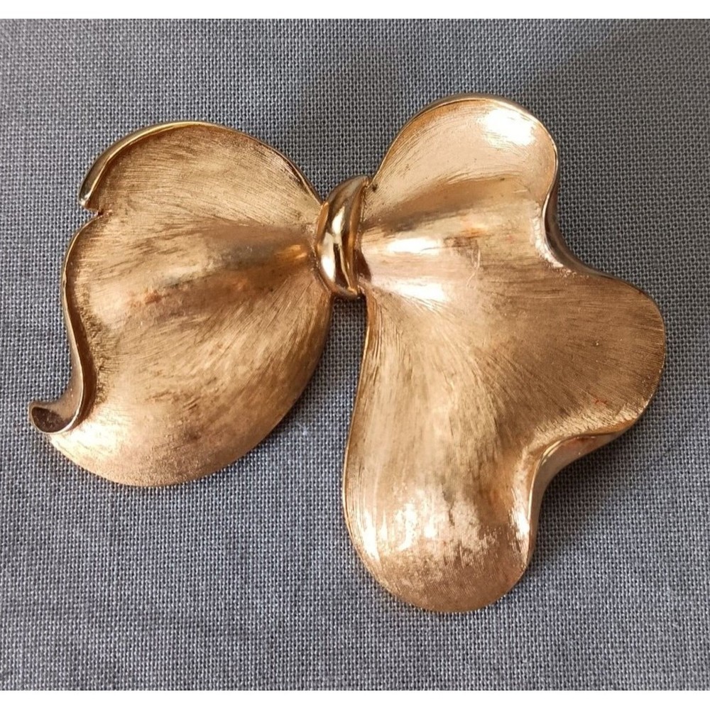 Vintage CROWN TRIFARI Brooch Brushed Gold Plated Wavy Flowing Bow Signed